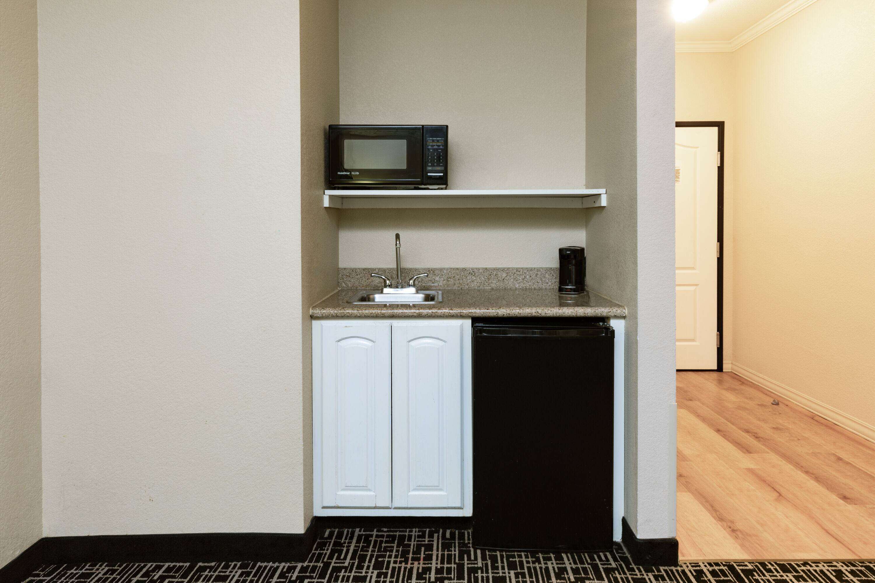 deluxe suite, 1 king bed, non smoking (deluxe family suite) | premium bedding, desk, laptop workspace, blackout curtains