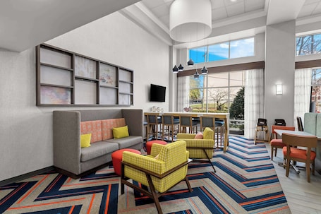Lobby. Hampton Inn & Suites Charlotte Airport