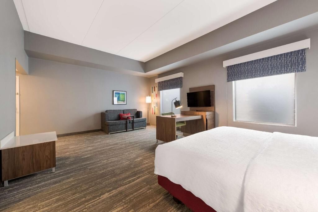 Escritorio, cortinas blackout y tabla de planchar con plancha 