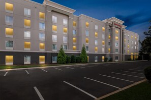 Exterior - Hampton Inn & Suites Charlotte Airport (Charlotte)