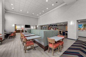 Free daily on-the-go breakfast - Hampton Inn & Suites Charlotte Airport (Charlotte)