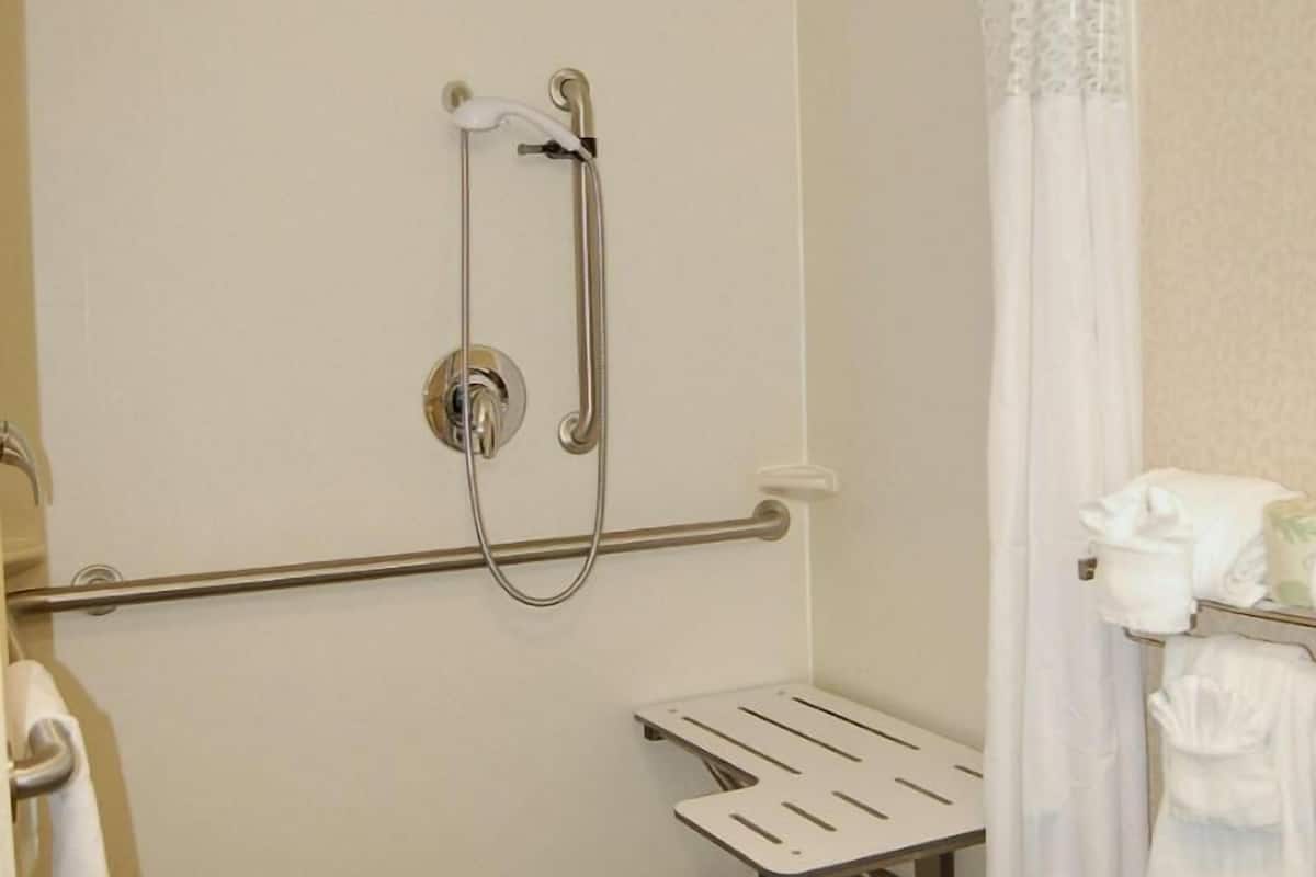 Baño | Tina con regadera, secadora de cabello, toallas