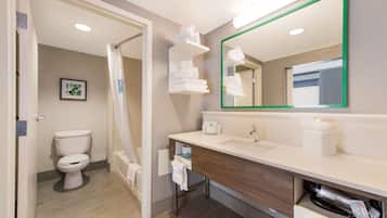 Combined shower/bathtub, hair dryer, towels