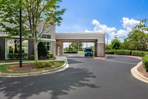 Exterior - Hampton Inn & Suites Charlotte Airport (Charlotte)
