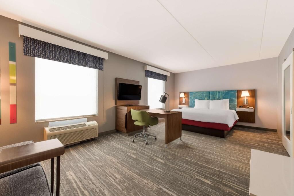 Escritorio, cortinas blackout y tabla de planchar con plancha 