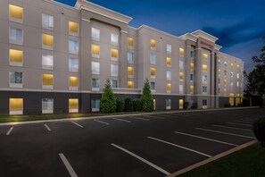 Exterior - Hampton Inn & Suites Charlotte Airport (Charlotte)