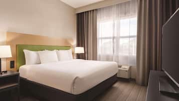 1 bedroom, premium bedding, desk, laptop workspace