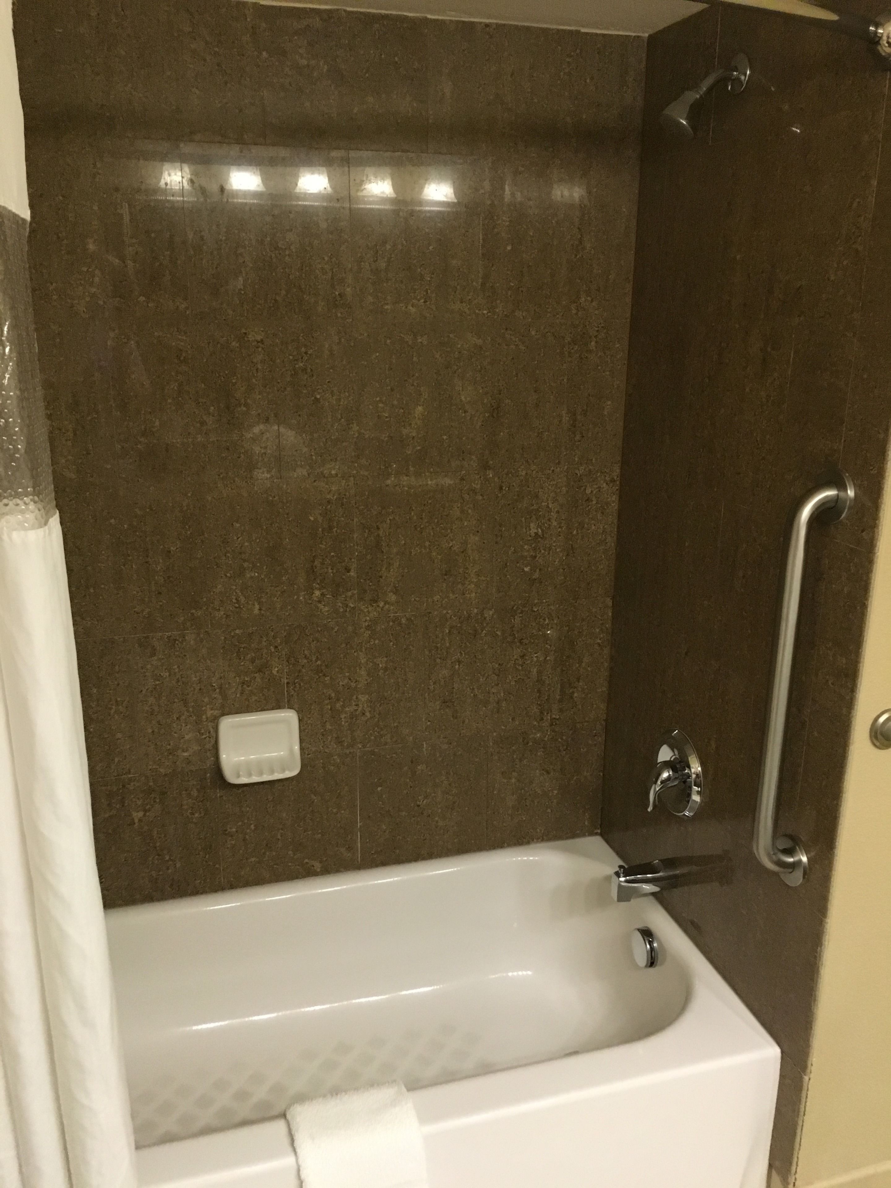 combined shower/bathtub, hair dryer, towels