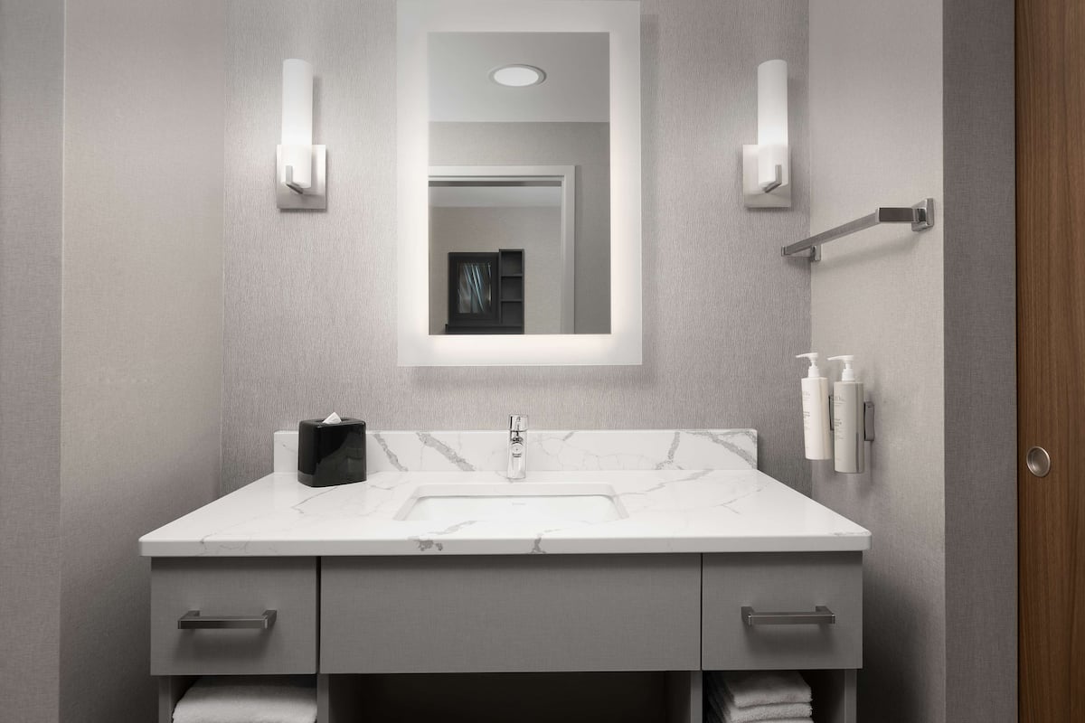 Combined shower/tub, designer toiletries, hair dryer, towels