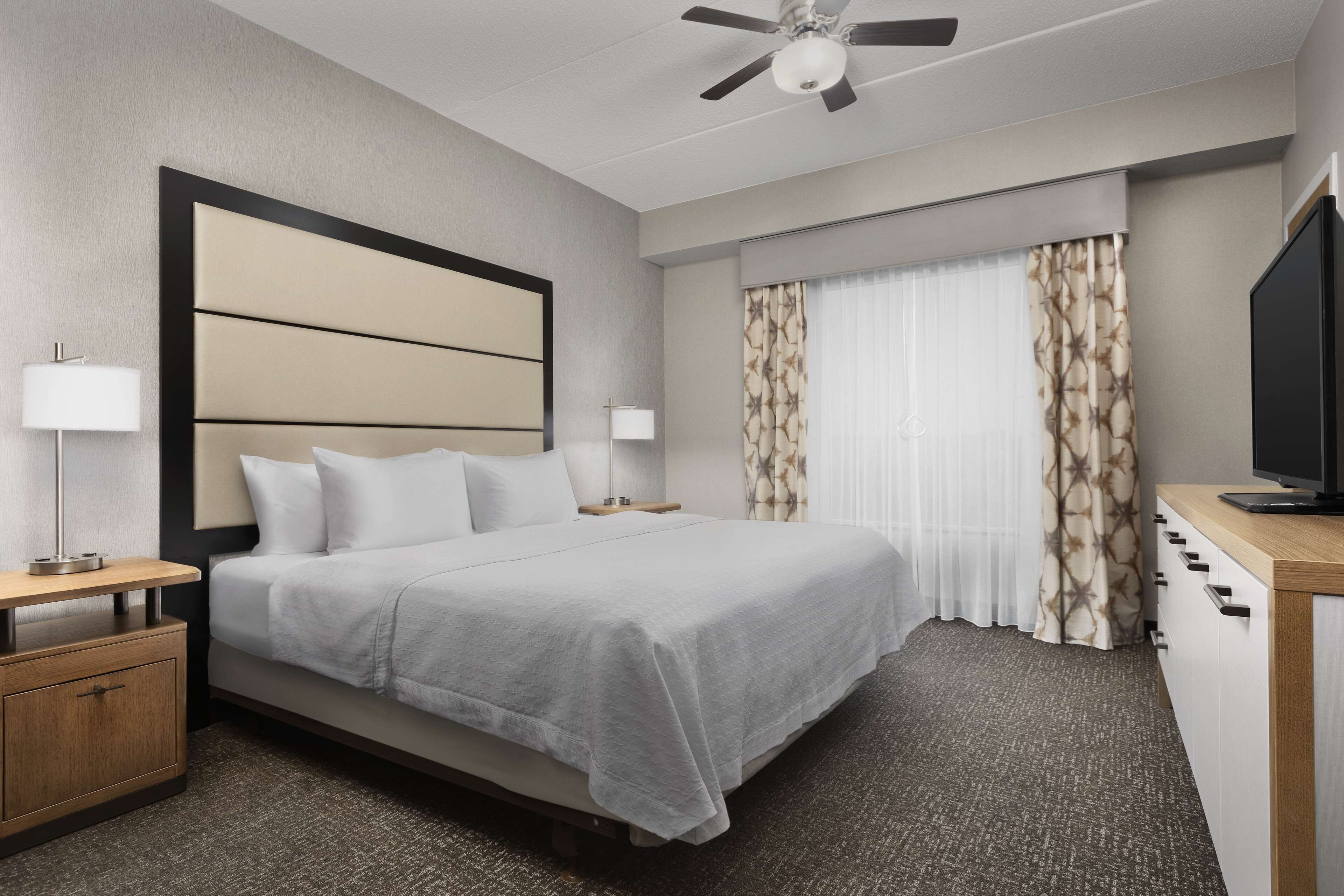 suite, accessible, non smoking | pillow-top beds, in-room safe, desk, iron/ironing board