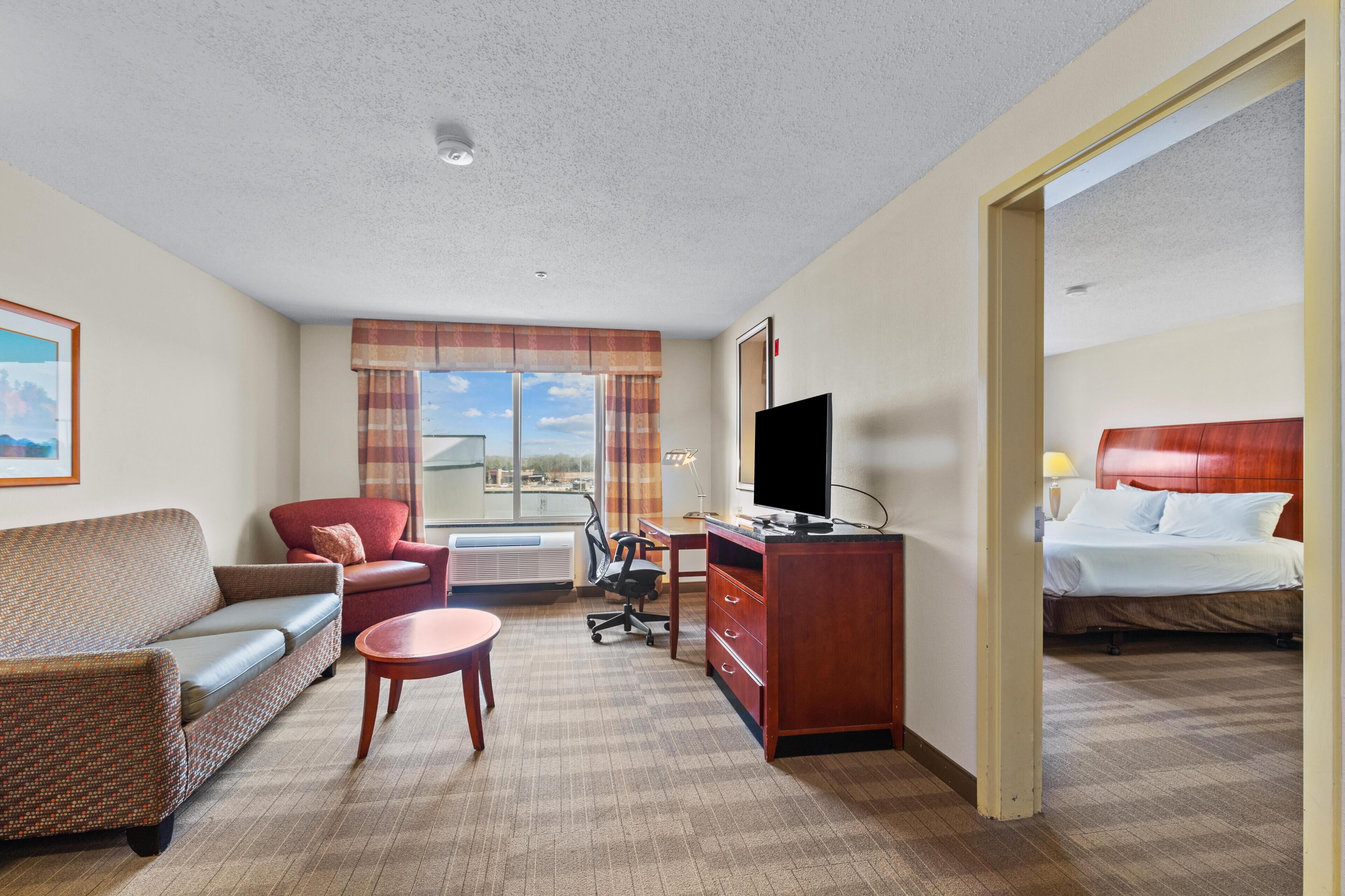 King junior suite evolution room | In-room safe, iron/ironing board, free cribs/infant beds, WiFi