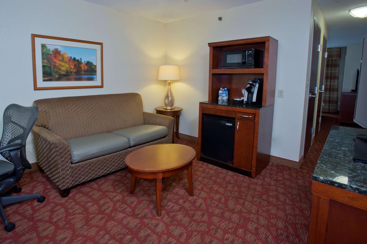 King junior suite evolution room | Living area | 32-inch LCD TV with cable channels, TV, pay movies
