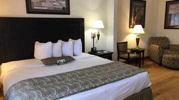 高級寝具、セーフティボックス (室内)、デスク、ノートパソコン用作業スペース