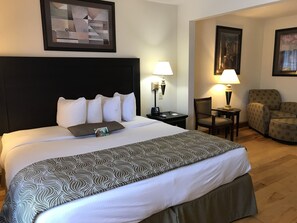 Sängtillbehör av högsta kvalitet och värdeförvaringsskåp på rummet