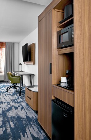 Premium bedding, in-room safe, desk, laptop workspace