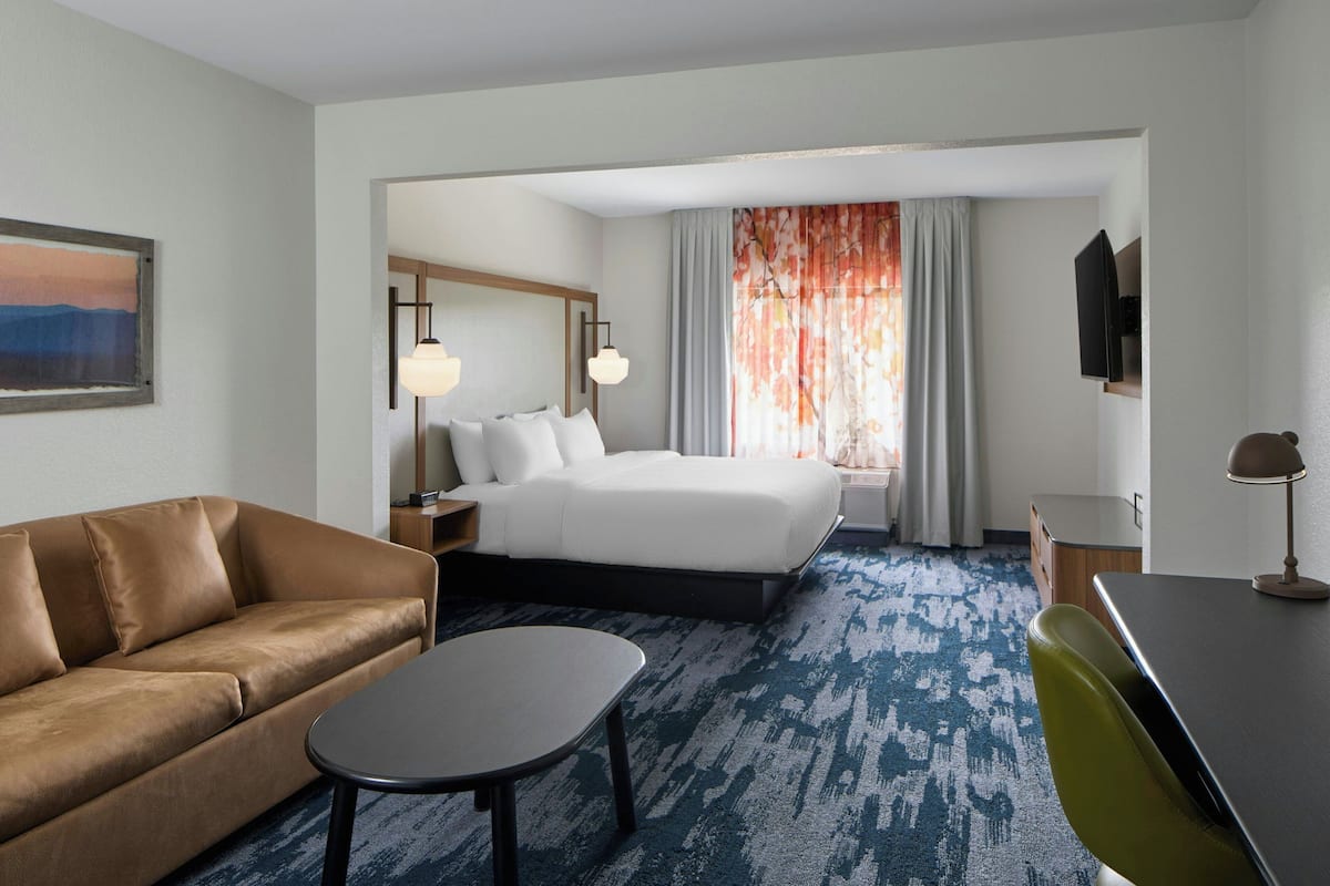 Suite junior, 1 cama King size y sofá cama | Ropa de cama de alta calidad y caja de seguridad en la habitación