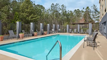 Kolam renang outdoor musiman