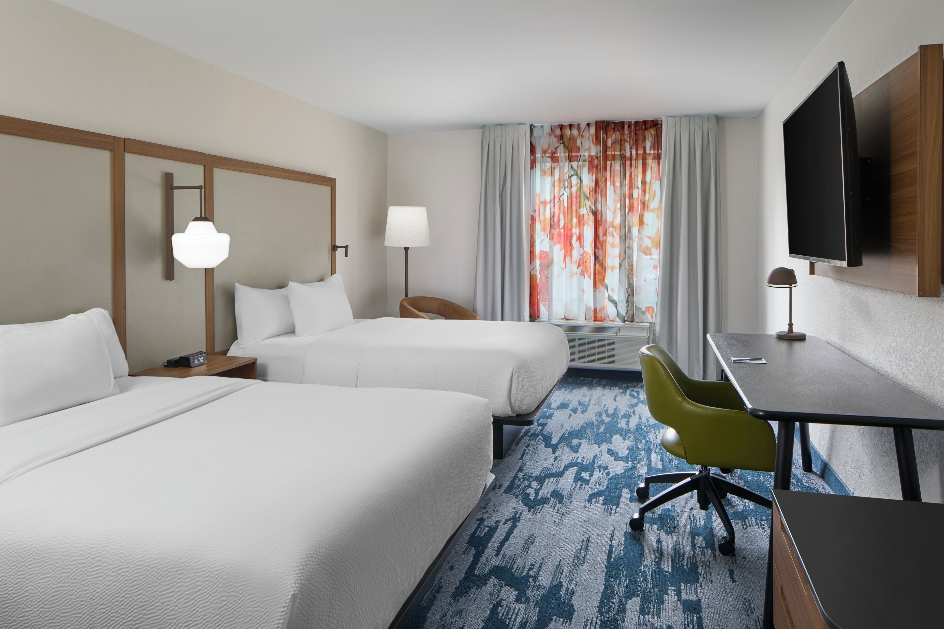 Seprai premium, brankas, meja kerja, dan ruang kerja ramah laptop