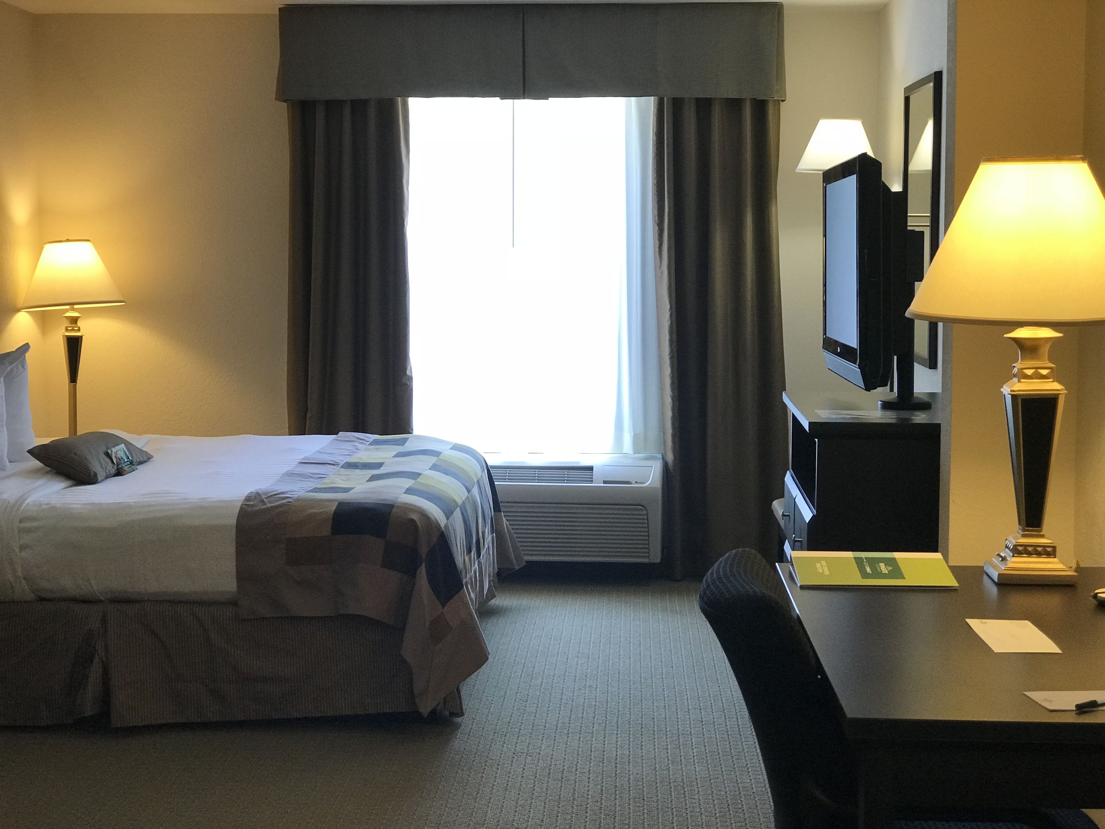 standard room, 1 king bed, non smoking | premium bedding, in-room safe, desk, laptop workspace