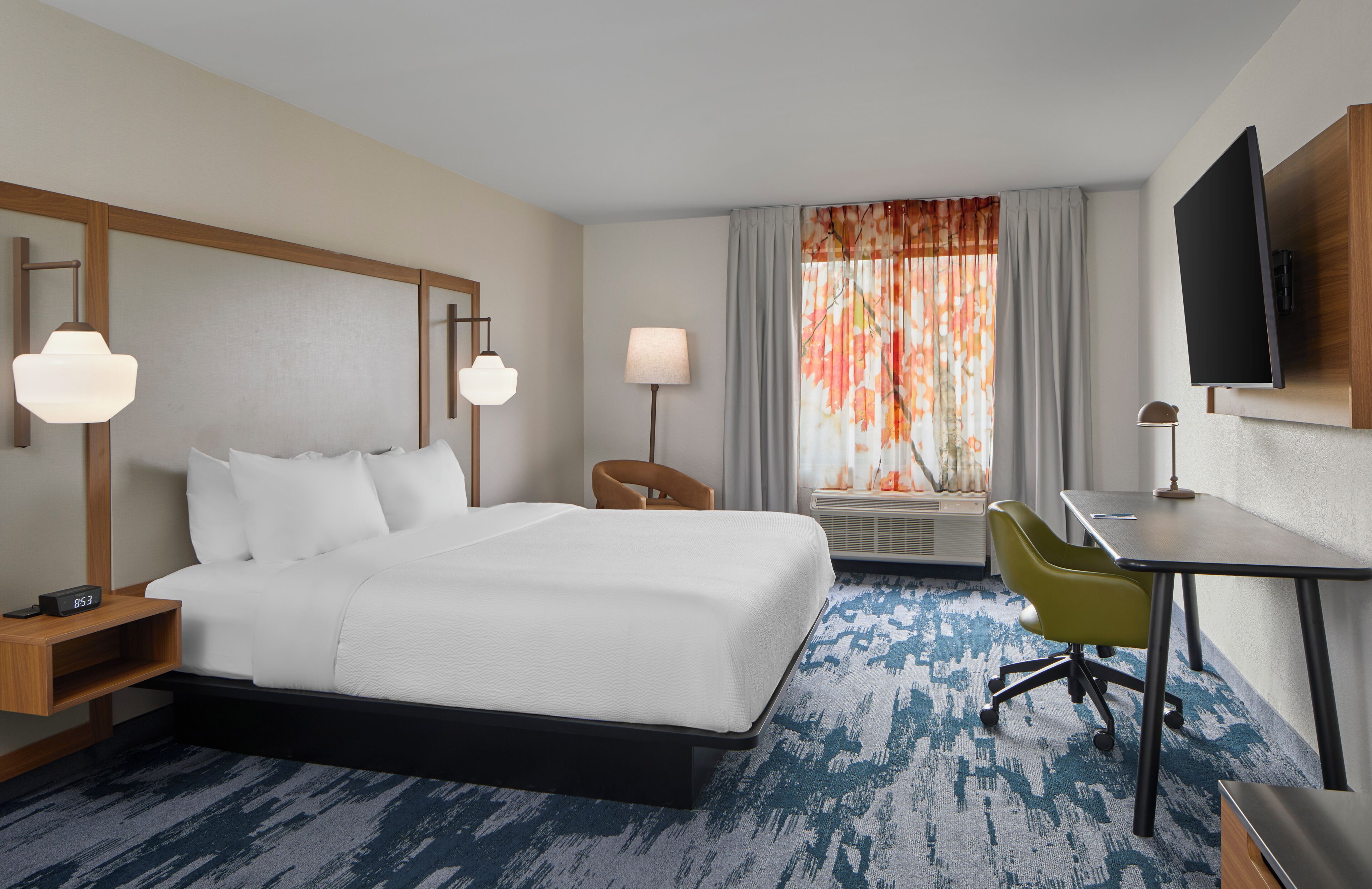 Premium bedding, in-room safe, desk, laptop workspace