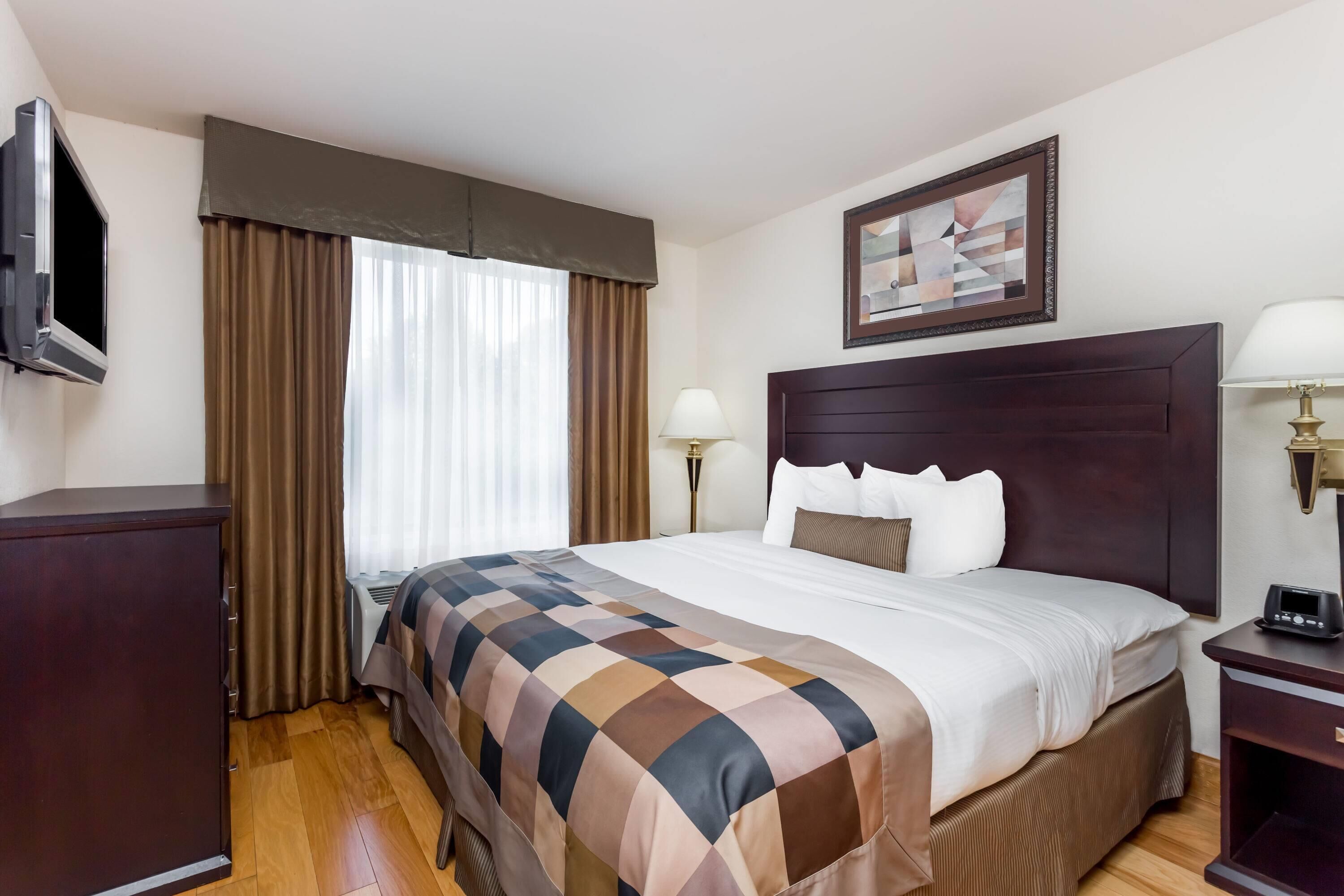 Premium bedding, in-room safe, desk, laptop workspace