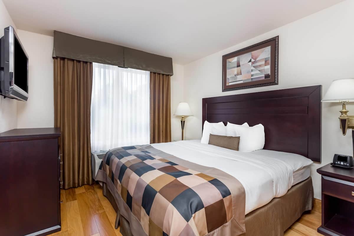 Premium bedding, in-room safe, desk, laptop workspace