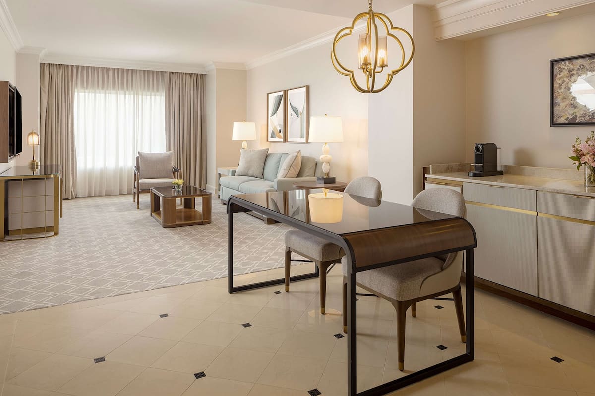 Suite Deluxe, 2 letti queen, accessibile ai disabili, vasca da bagno | Area soggiorno | TV LCD 55 pollici con canali via cavo, TV, film pay-per-view