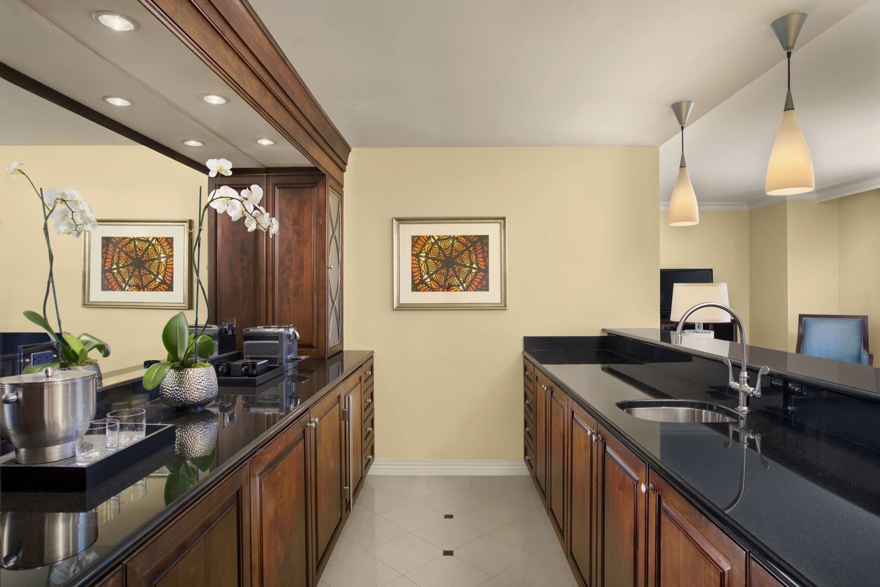Private kitchen | Mini-fridge, coffee/tea maker