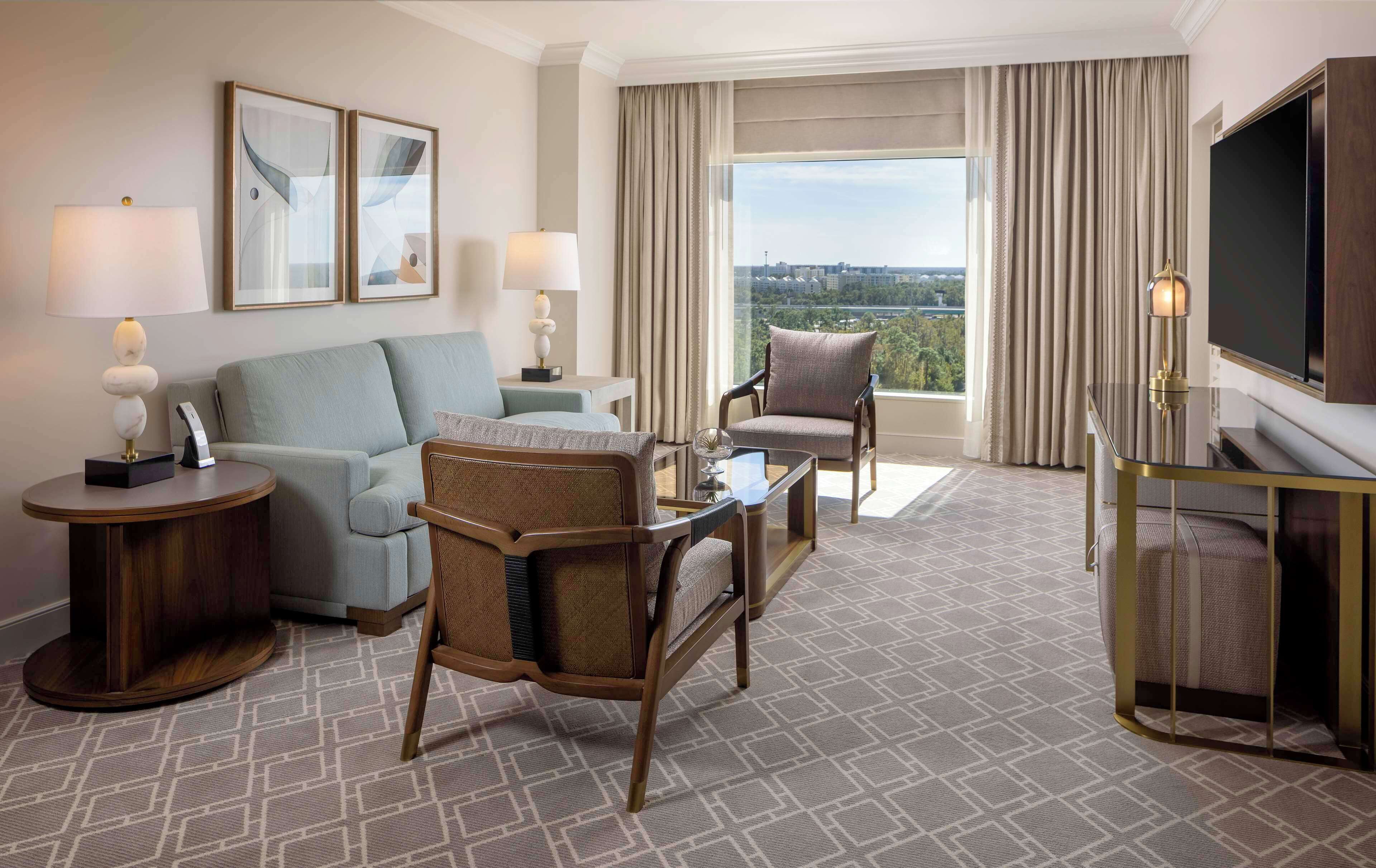 En 55-tommers LCD-TV med kabel-kanaler samt TV og filmkjøp