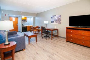 Habitación estándar, 1 cama King size, para no fumadores (One-Bedroom Suite) | Caja de seguridad en la habitación y escritorio 