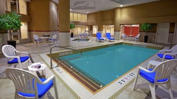 Piscina interna, funciona das 6h30 às 22h, espreguiçadeiras