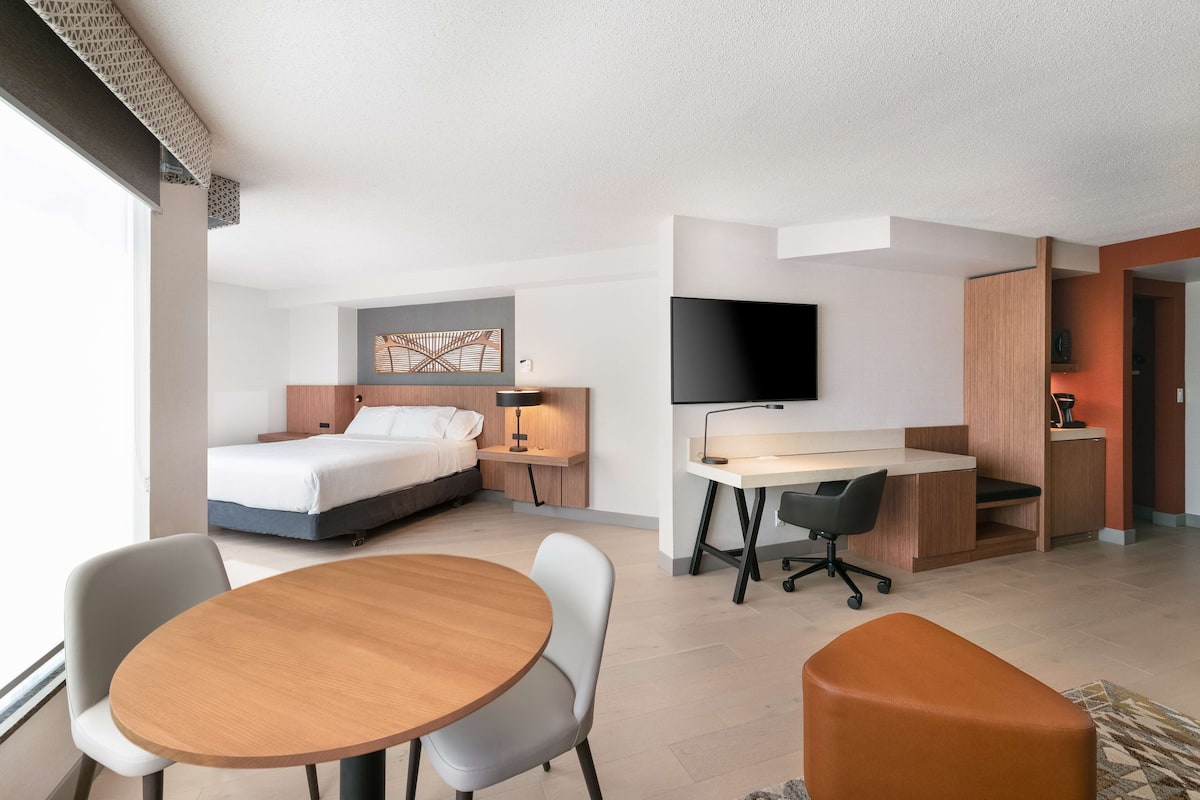 One King Evolution Jr Suite | Living area | 32-inch flat-screen TV with cable channels, TV, pay films