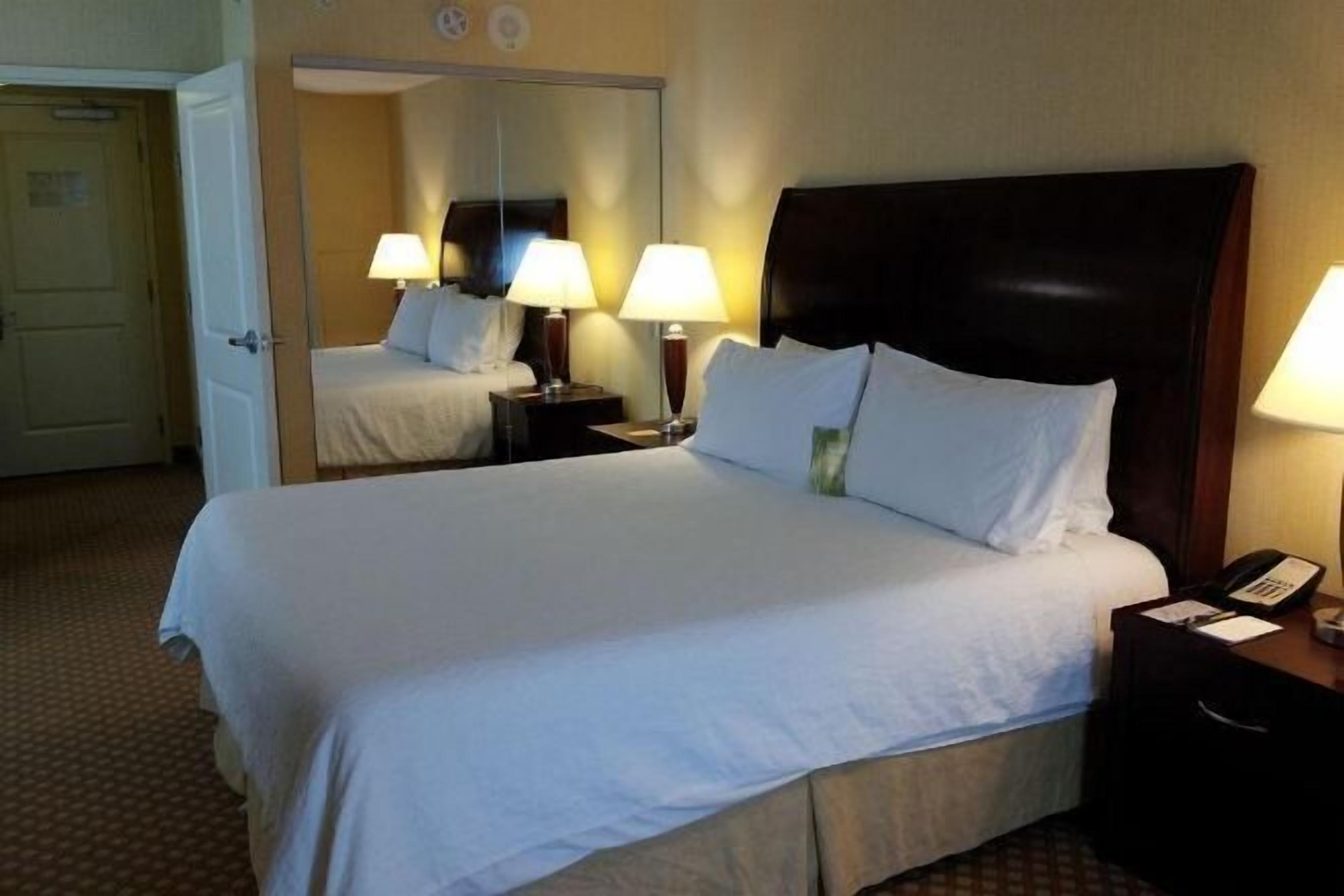 Ylelliset vuodevaatteet, tallelokero huoneessa, työpöytä