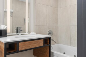 Combined shower/tub, hair dryer, towels, soap - Hilton Garden Inn Toronto Airport (Mississauga)