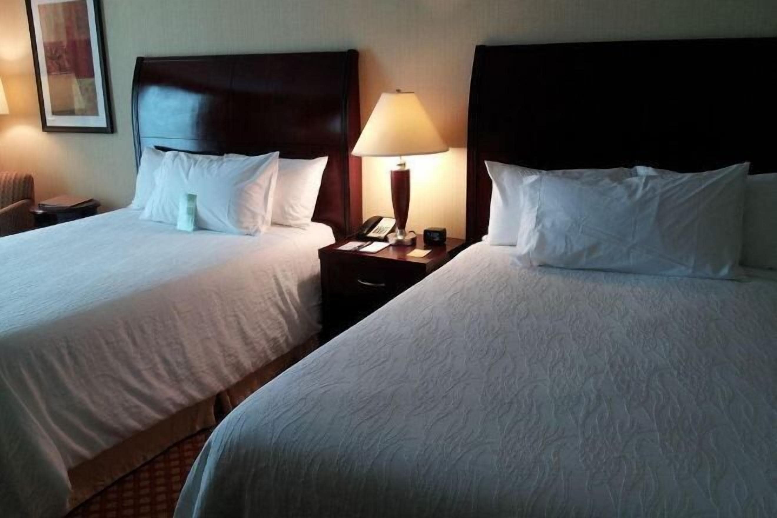 Ylelliset vuodevaatteet, tallelokero huoneessa, työpöytä