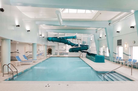 Una piscina techada, sillones reclinables de piscina. Hampton Inn & Suites by Hilton Halifax - Dartmouth