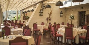 Se sirven desayunos y cocina mediterránea (con vistas al jardín) 