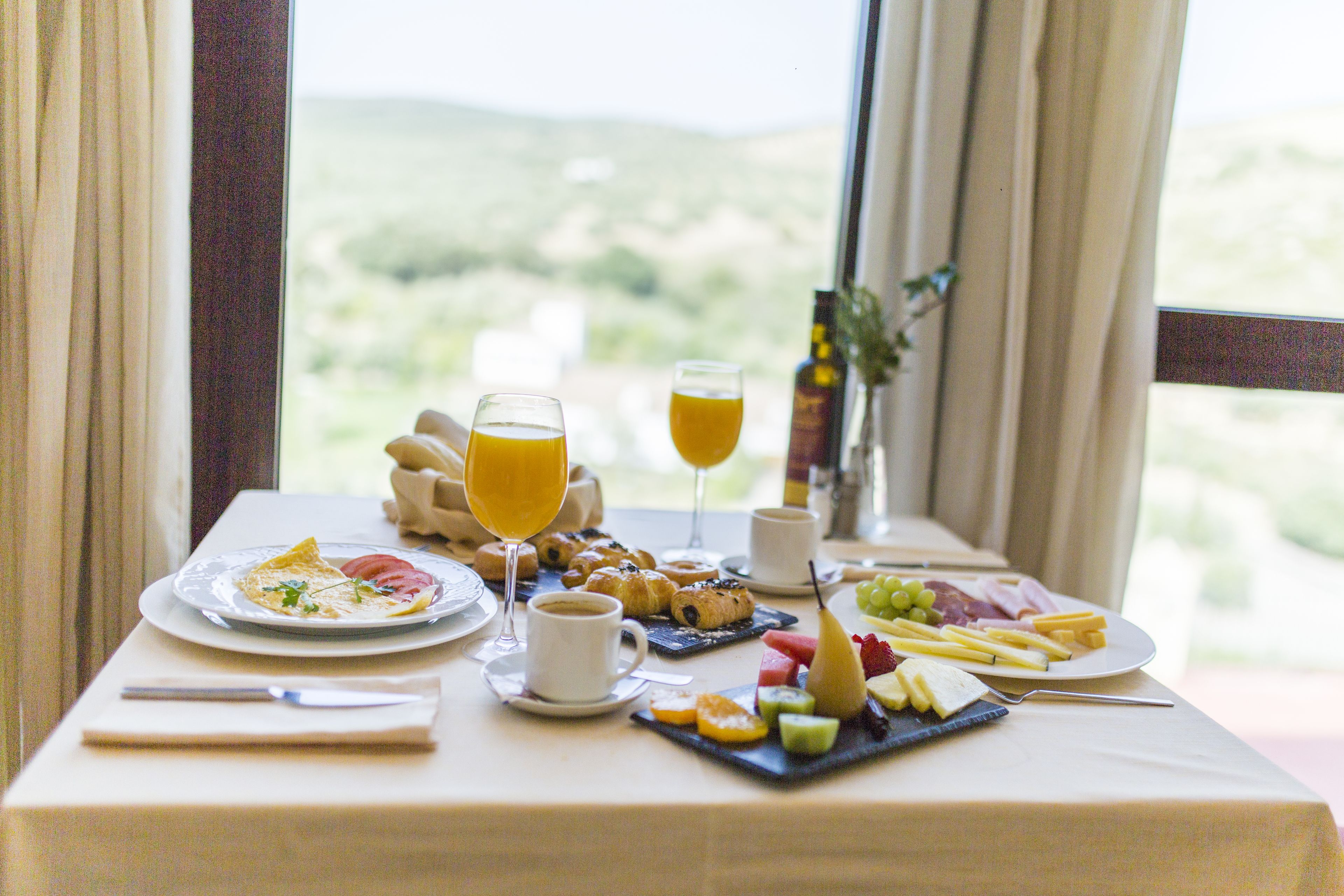 Ofereix vistes al jardí i s'hi serveixen esmorzars, dinars i sopars 