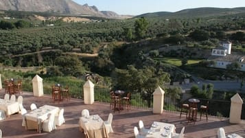 Se sirven desayunos y cocina mediterránea (con vistas al jardín)