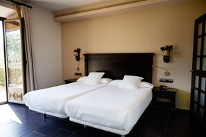 Minibar, caja fuerte, escritorio y sistema de insonorización