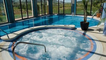 Una piscina cubierta (de 10:00 a 22:00), tumbonas