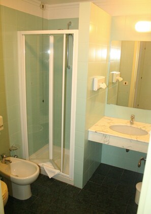 Shower, free toiletries, hair dryer, bidet - Hotel Elvezia (Pesaro)