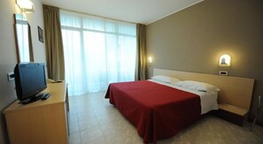 ห้องดับเบิลหรือทวิน | มินิบาร์, ตู้นิรภัยในห้องพัก, โต๊ะทำงาน, เปล/เตียงเด็กอ่อน