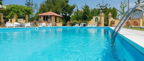 Una piscina al aire libre de temporada