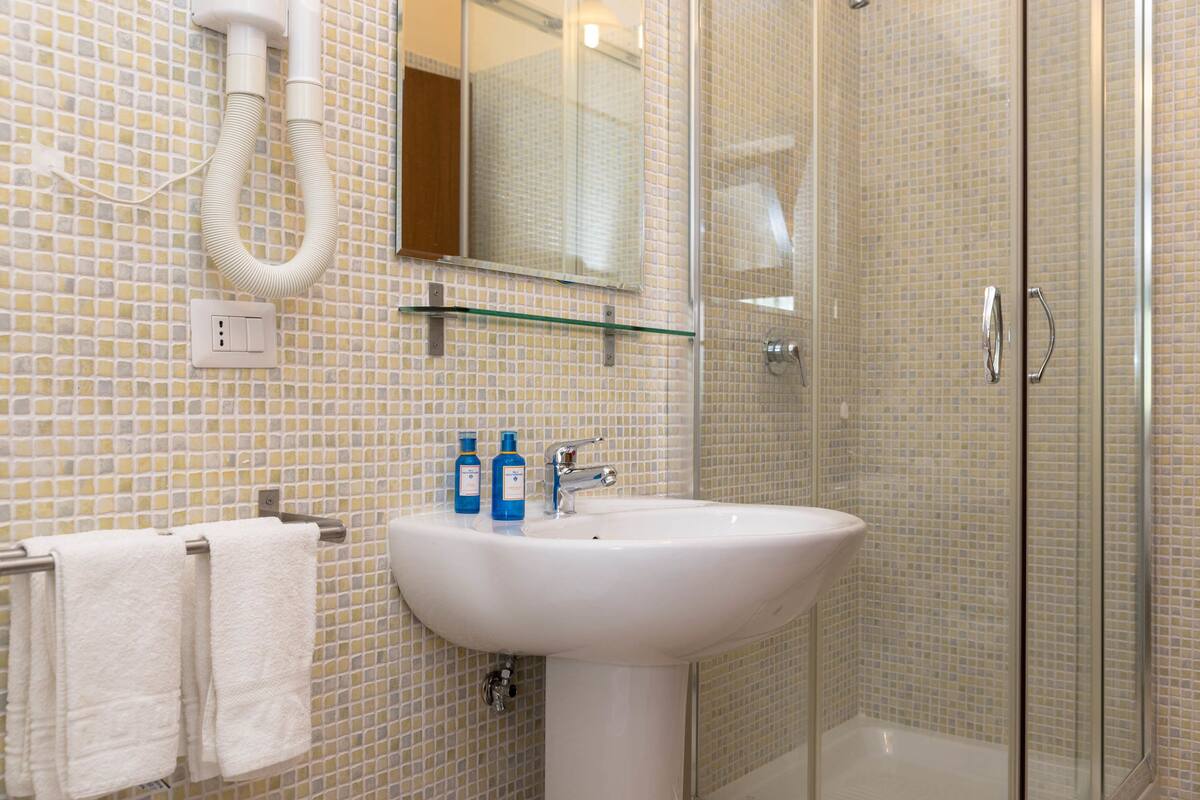 Haartrockner, Bidet, Handtücher