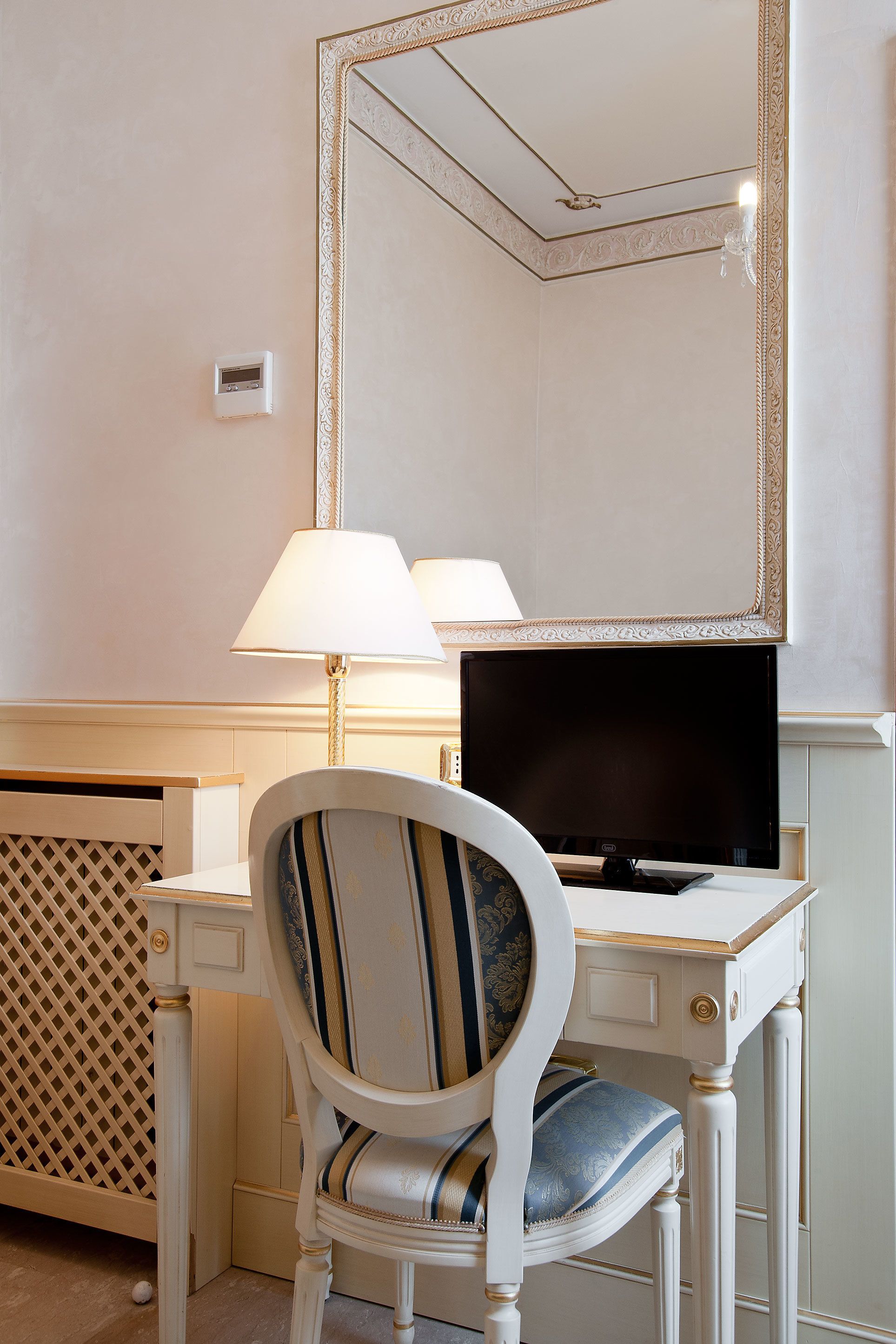 single room | desk, free wifi, bed sheets, wheelchair access