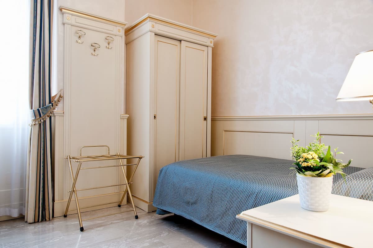 Single Room | Desk, free WiFi, bed sheets, wheelchair access