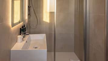 Dusche, kostenlose Toilettenartikel, Haartrockner, Handtücher