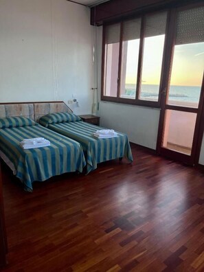 Escritorio, wifi gratis, ropa de cama y acceso para silla de ruedas 