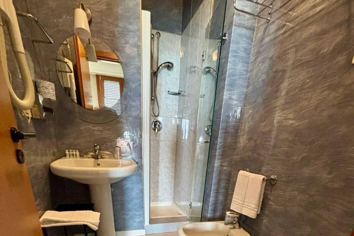 Ducha, artículos de tocador gratuitos, secador de pelo, toallas